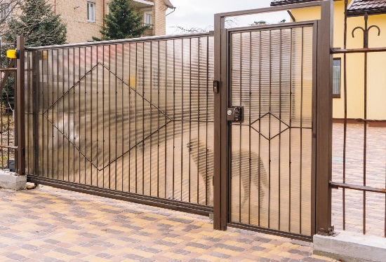 Купить ворота из профлиста с элементами ковки, с металлическими столбами в рамке или под дерево в прохладном от 156450 руб